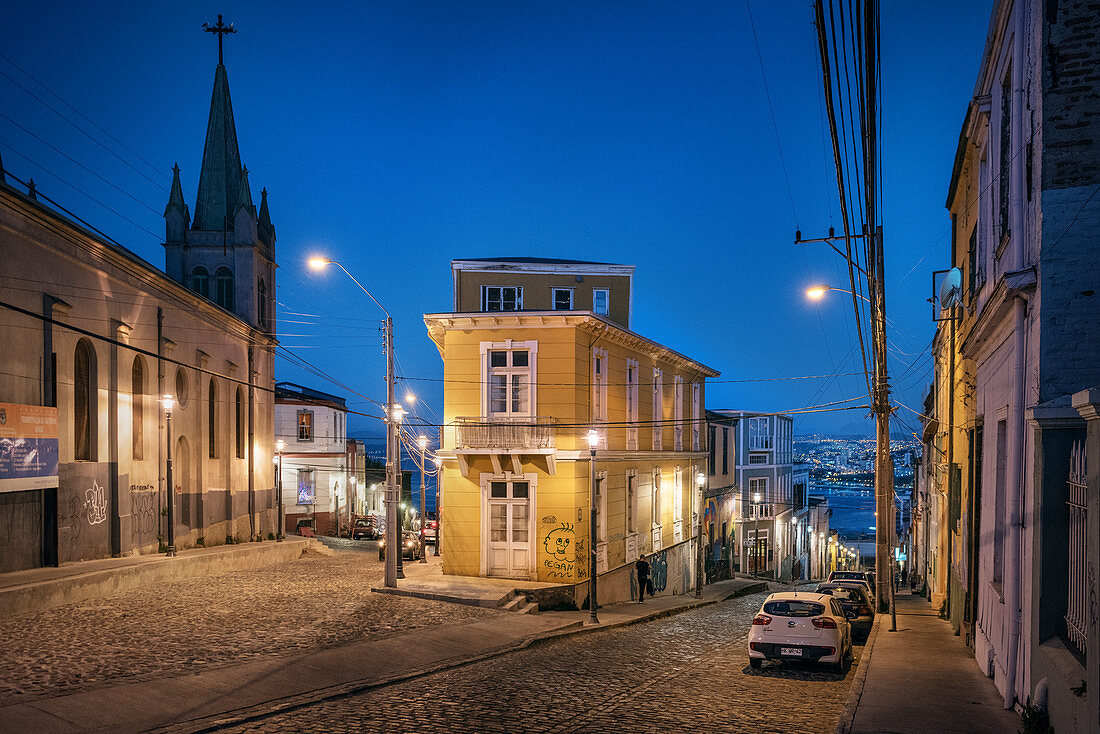 Kirchturm und historische Gebäude mit Blick zum Hafen, Valparaiso, Chile, Südamerika