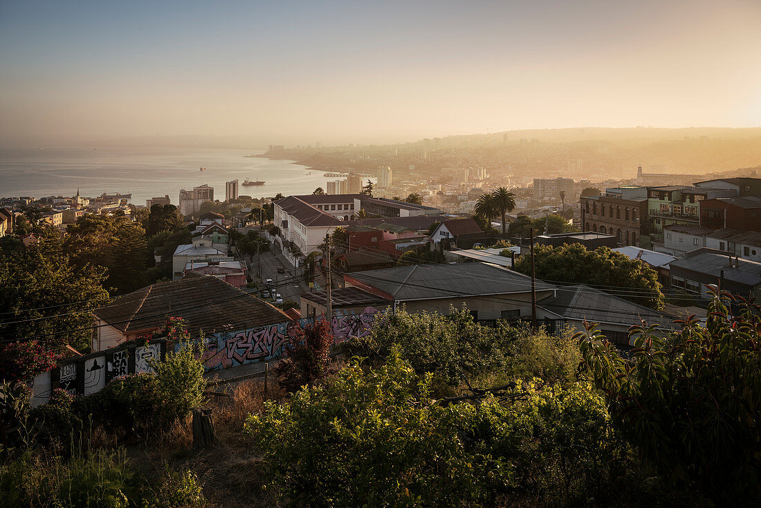 Panorama Blick während Sonnenaufgang auf die Hafenstadt Valparaiso, Chile, Südamerika