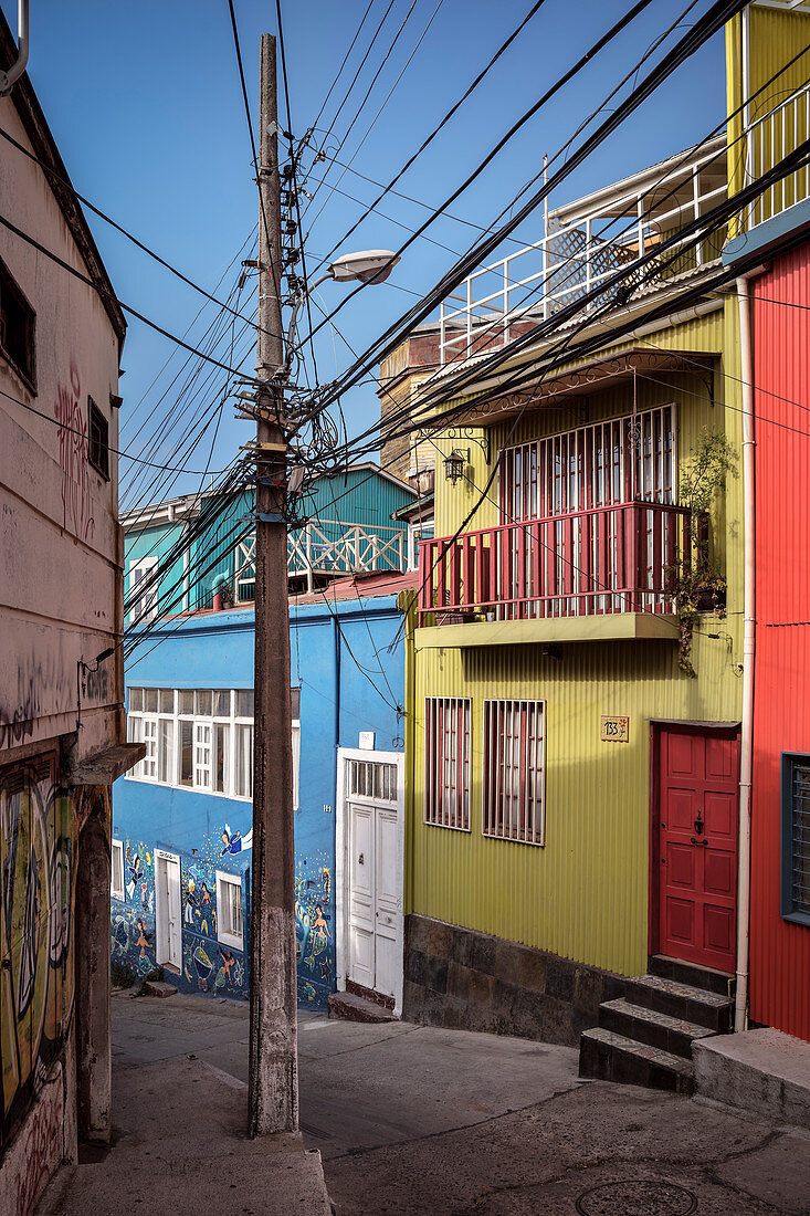 bunte Wellblech Häuser und Streetart in Valparaiso, Chile, Südamerika