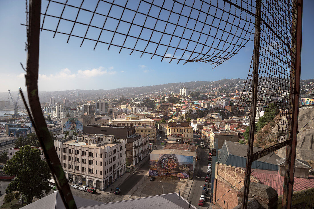 Blick durch verrostetes Gitter auf den Hafen der Stadt Valparaiso, Streetart, Chile, Südamerika