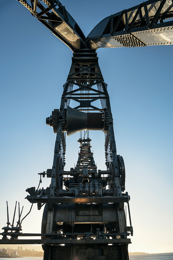 historischer, restaurierter Kran auf Muelle Vergara (historische Seebrücke), Strand von Viña del Mar bei Valparaiso, Chile, Südamerika