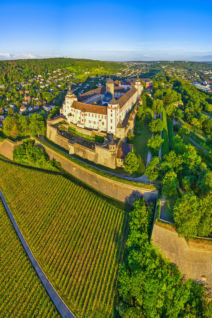 Luftbild der Festung Marienberg in Würzburg, Sonnenaufgang, Unterfranken, Franken, Bayern, Deutschland, Europa