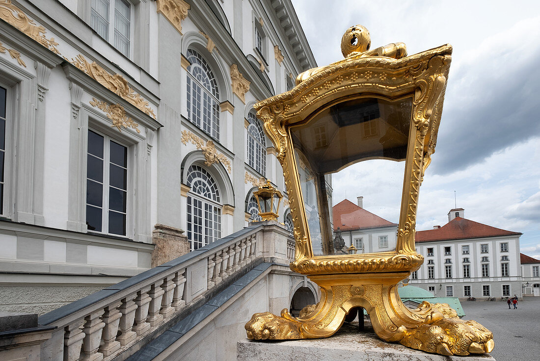 Blick auf eine Goldene Lampe vor dem Nymphenburger Schloss, München, Bayern, Deutschland, Europa 