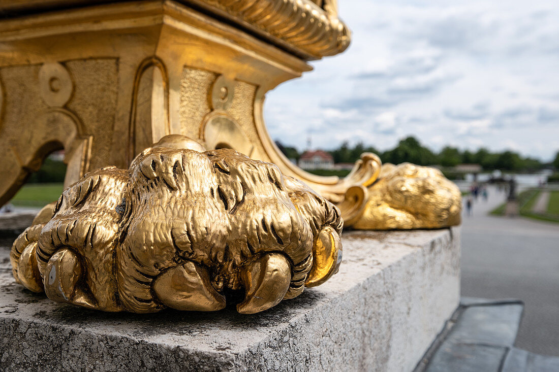 Detail von Goldener Löwentatze an den Lampen vor dem Nymphenburger Schloss, München, Bayern, Deutschland, Europa 