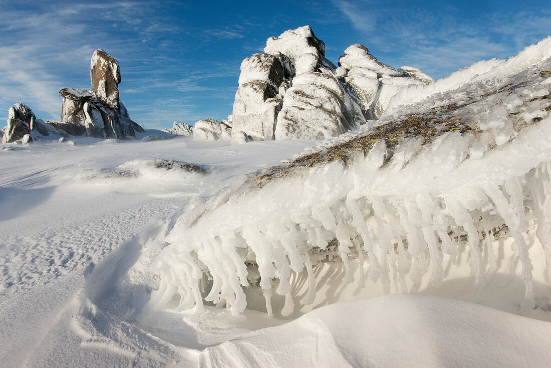 Vereiste Felsen nach einem Schneesturm auf der Ramshead Range, NSW, Australien