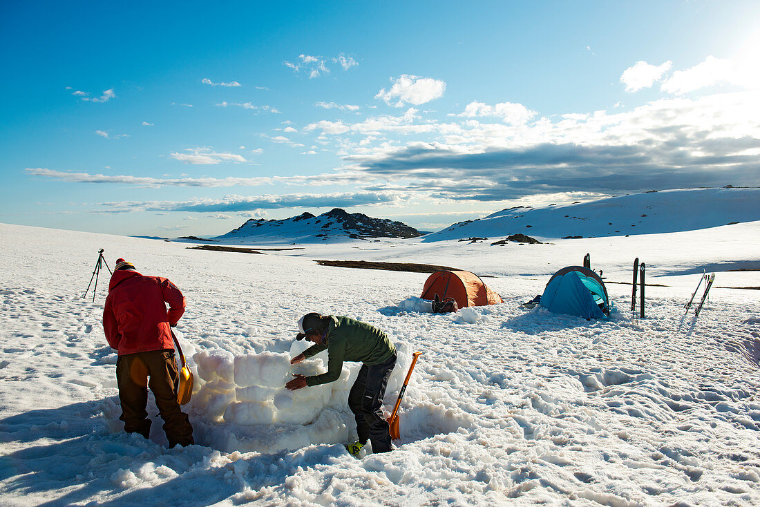 Aufbau des Zeltlagers nahe der Cootapatamba Hütte im Kosciuszko National Park, mehrtägige Skitour, NSW, Australien