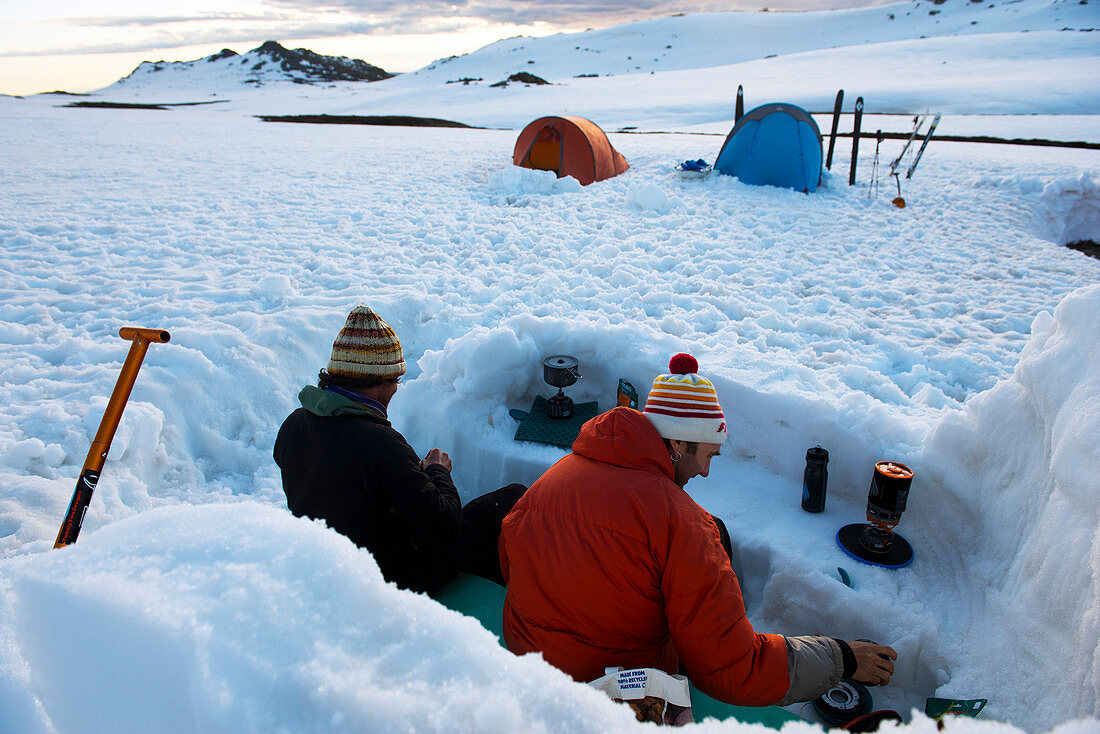 Die Küche des Zeltlagers nahe der Cootapatamba Hütte im Kosciuszko National Park, mehrtägige Skitour, NSW, Australien