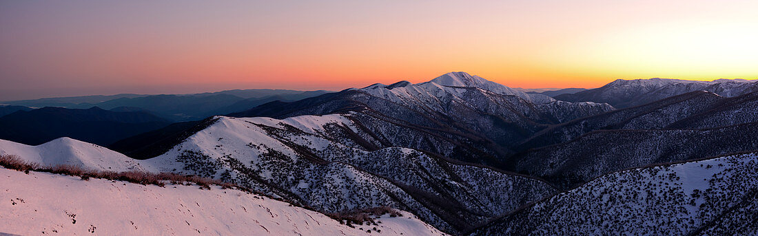 Der Mount Feathertop mit der Razornack Ridge im Alpine National Park im frühen Morgenlicht, Victoria, Australien