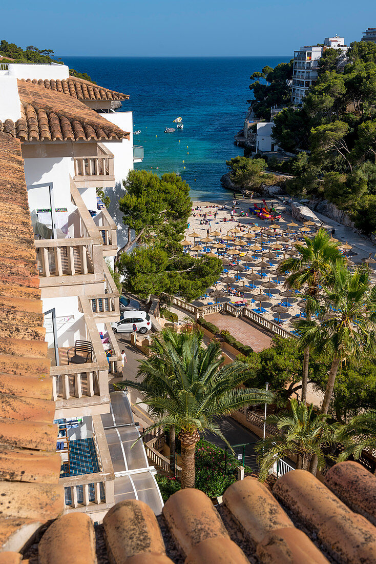 Strand mit Hotel und Badebucht, Cala Santanyi, Mallorca, Spanien