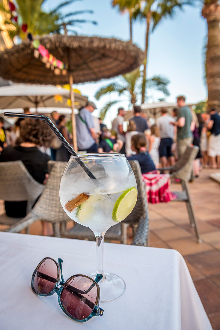 Sommerliches Getränk am Abend auf der Hotelterrasse, Cala Santanyi, Mallorca, Spanien