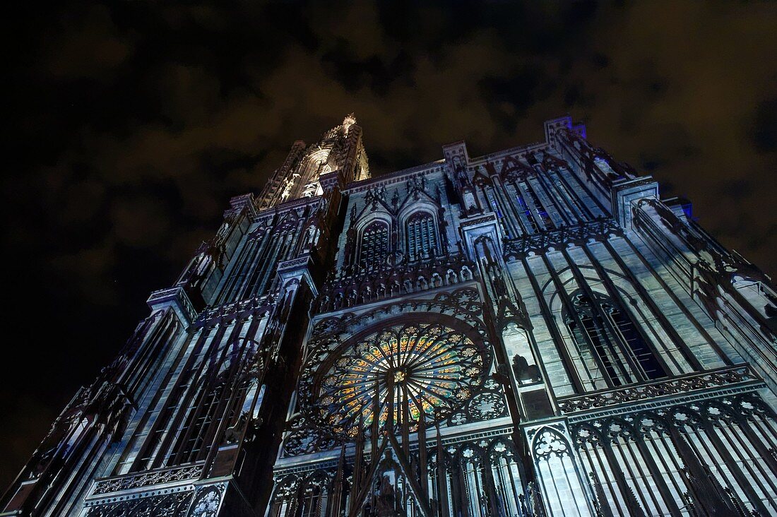 Frankreich, Bas Rhin, Straßburg, Altstadt, UNESCO-Weltkulturerbe, Kathedrale Notre Dame, Westfassade, Licht- und Soundshow im Sommer 2015