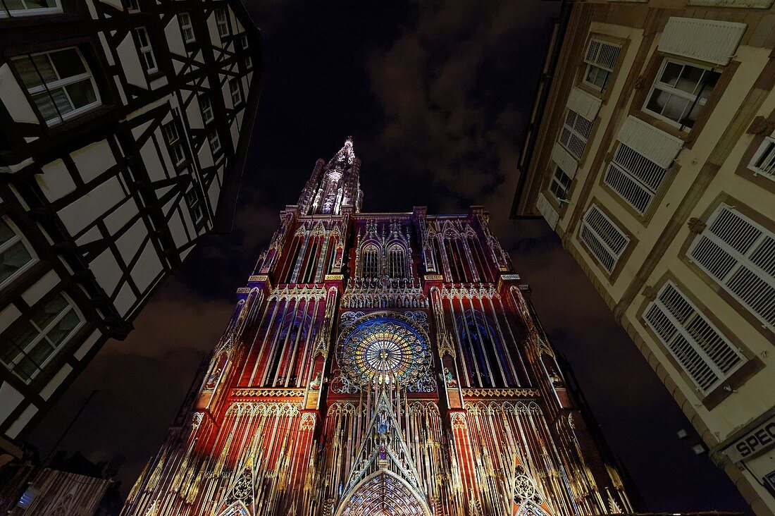 Frankreich, Bas Rhin, Straßburg, Altstadt, UNESCO-Weltkulturerbe, Kathedrale Notre Dame, Westfassade, Licht- und Soundshow im Sommer 2015