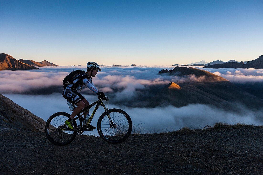 Frankreich, Hautes-Alpes, Mountainbike-Rennen, Ultra Raid Meije, Mountainbiker der Col du Galibier