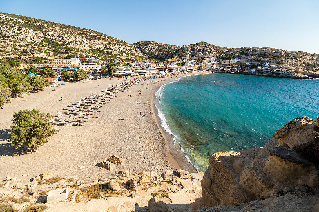 Ausblick von den Wohnhöhlen auf Strand von Matala, Süden Kreta, Griechenland