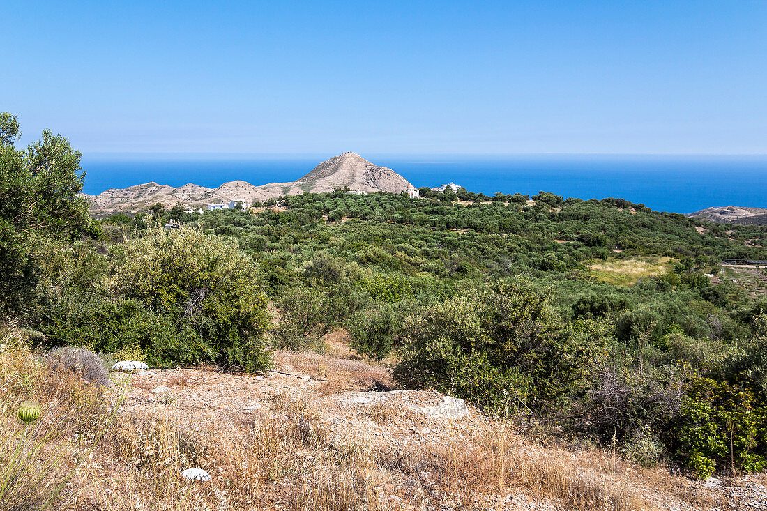 Aussicht von Gebirgspass auf kretische Landschaft und Meer nahe Máles, Osten Kreta, Griechenland