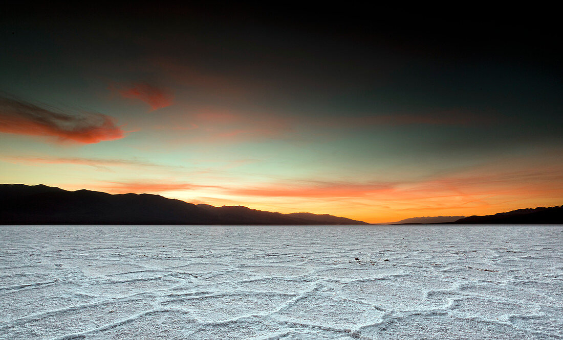 Death Valley, USA - 6. Mai 2010. Salz-Polygone bei Sonnenuntergang in Death Valley, Kalifornien, USA