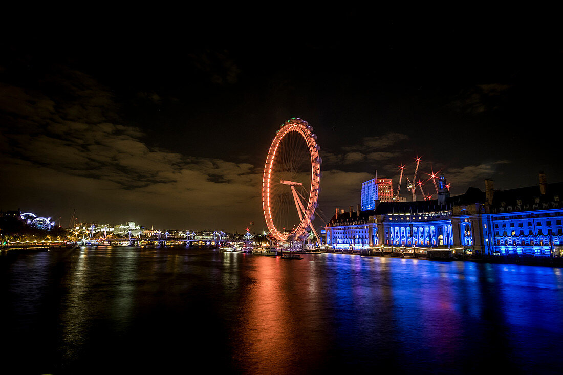 Das beeindruckende London Eye, auch bei Nacht als Millennium Wheel bekannt, in London, Großbritannien. Dieses Riesenrad befindet sich am Südufer der Themse und ist eine der Haupttouristenattraktionen.