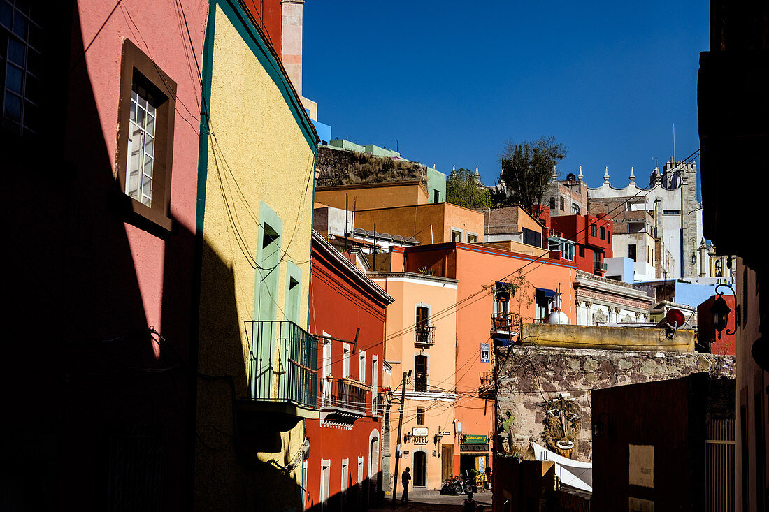 Guanajuato, Mexiko - 3. Februar 2016: Stadtviertel mit bunten Häusern in der Stadt Guanajuato