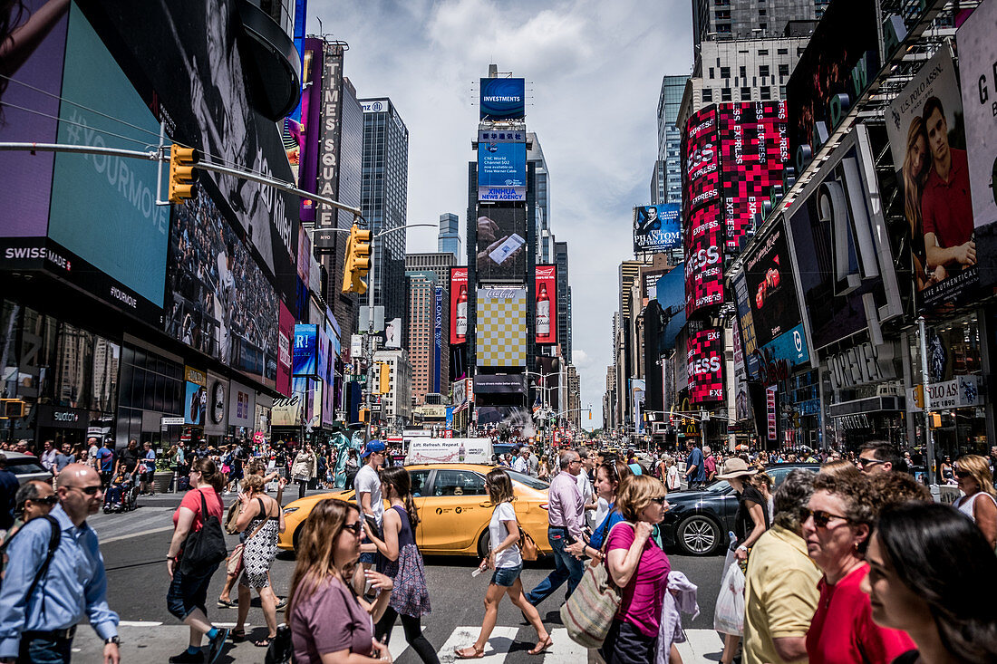 New York, Vereinigte Staaten von Amerika - 8. Juli 2017. Der berühmte Times Square in Midtown Manhattan, an der Kreuzung von Broadway und Seventh Avenue in New York City. Der Times Square ist eine der meistbesuchten Attraktionen der Welt und eine der belebtesten Fußgängerübergänge.
