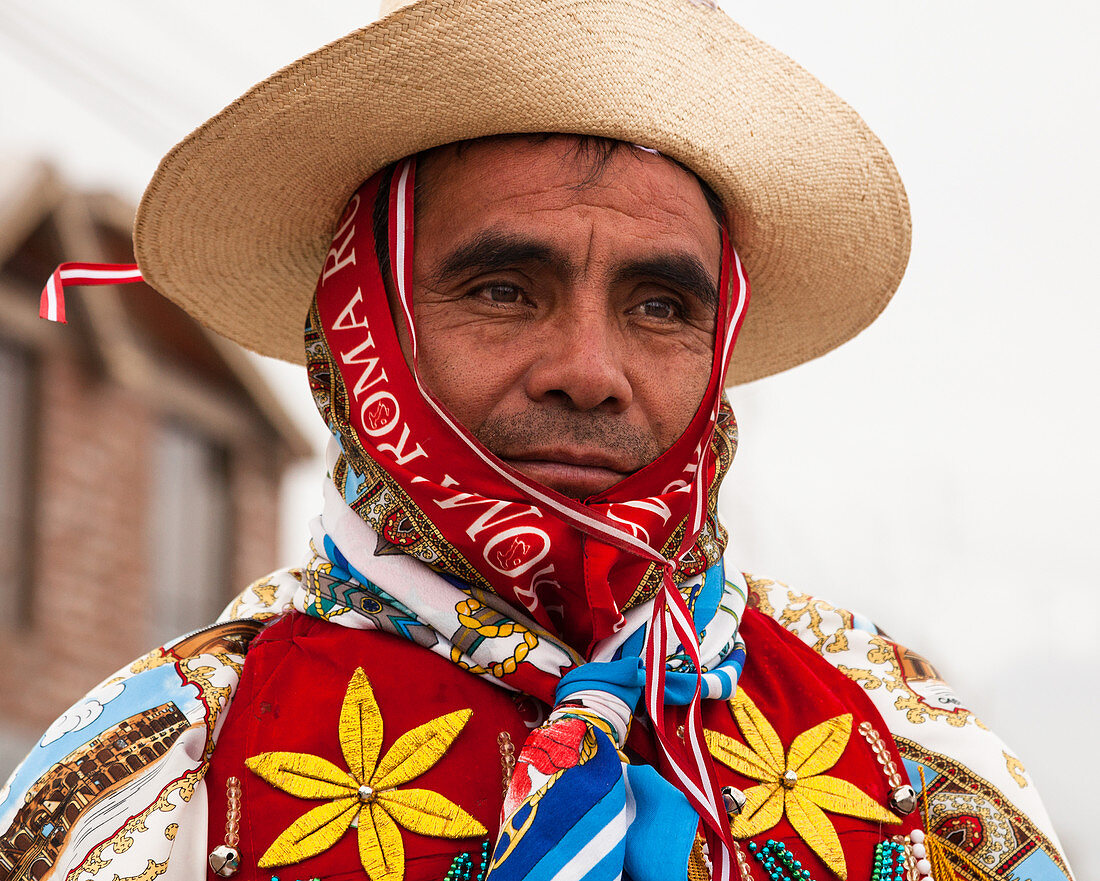 Arequipa, Peru - 25. Dezember 2011: Eine Gruppe von Menschen in festlicher Kleidung