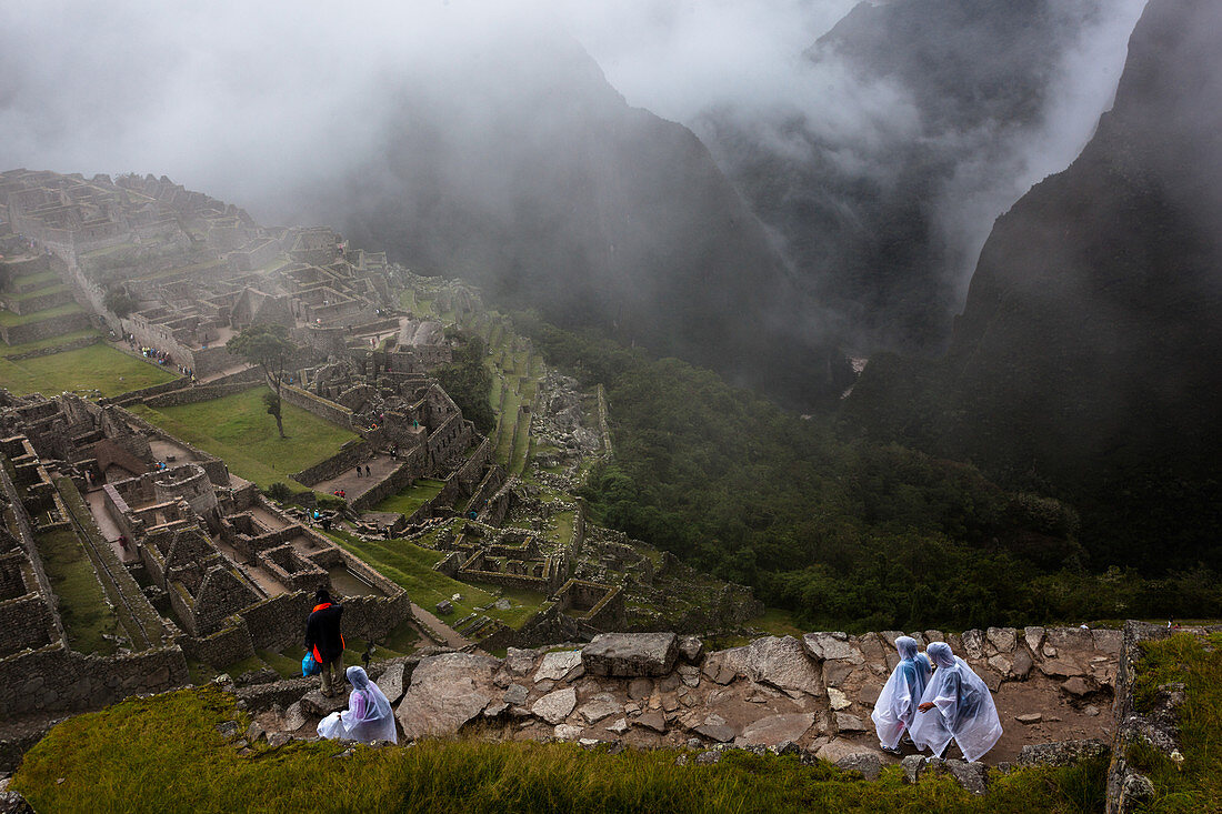 Macchu Picchu, Peru - 1. Januar 2012: Eine Gruppe von Menschen genießt den schönen Panoramablick auf die Inka-Zitadelle Machu Picchu