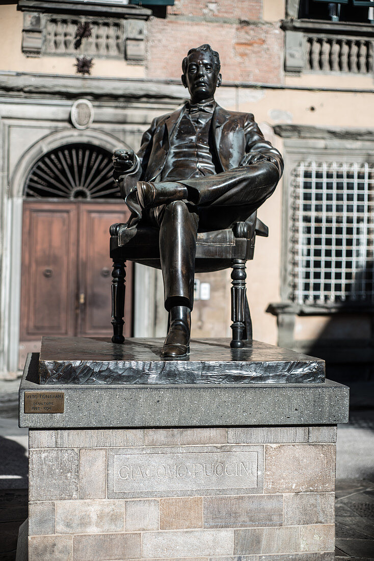 Denkmal für Giacomo Puccini vor dem Geburtsort des Musikers, heute ein Museum, Lucca, Toskana, Italien