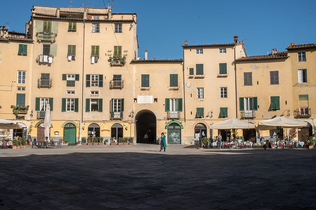 PIazza Anfiteatro ( Amphytheater circus ) is a special city square built on a roman amphyteather