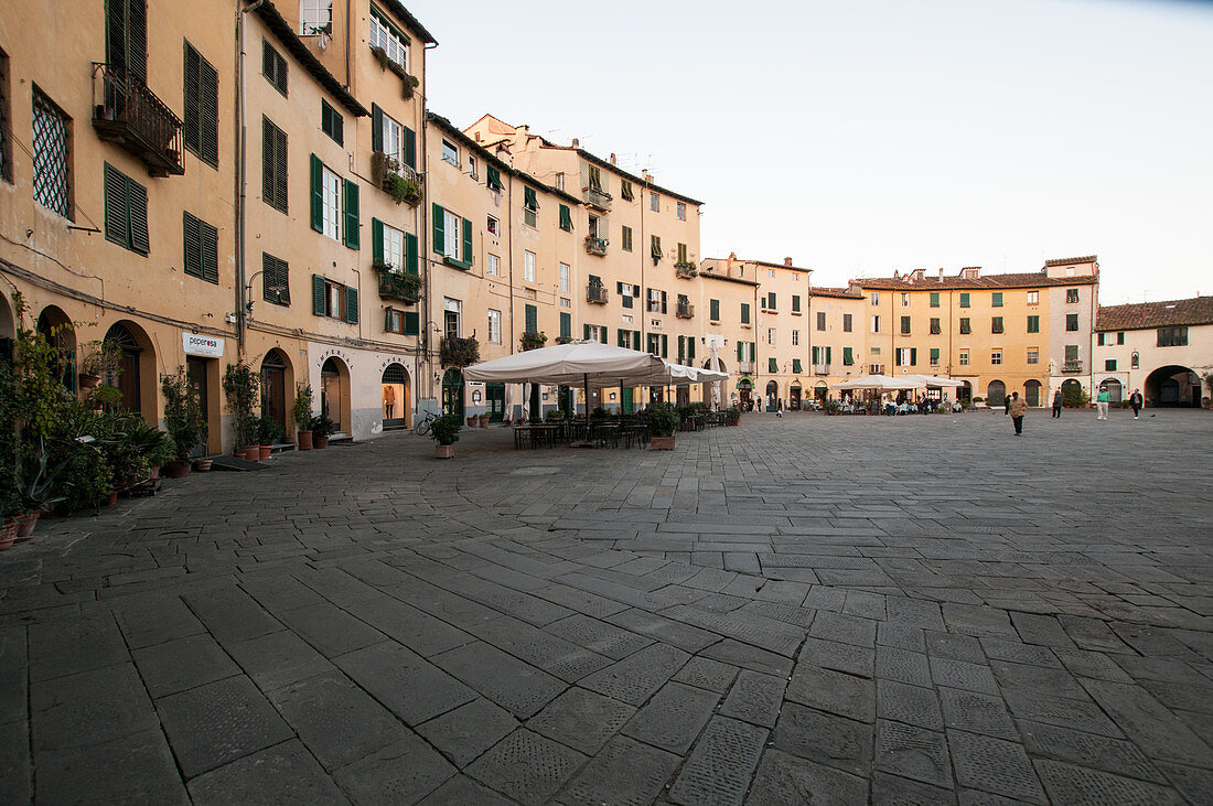 PIazza Anfiteatro ( Amphytheater circus ) is a special city square built on a roman amphyteather