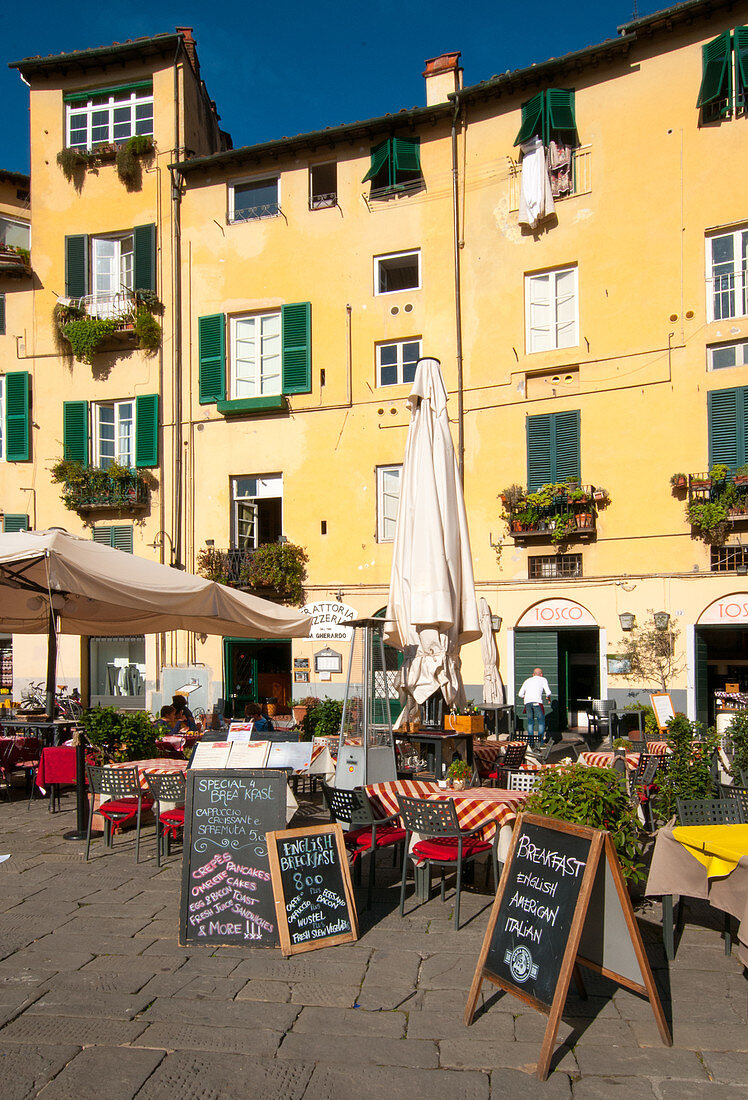 PIazza Anfiteatro, öffentlicher Platz, erbaut über einem römischen Amphytheater, Lucca, Toskana, Italien