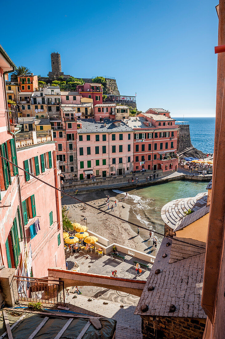 Blick von oben aus den Weinbergen hinab auf den Hafen von Vernazza, Cinque Terre, Italien