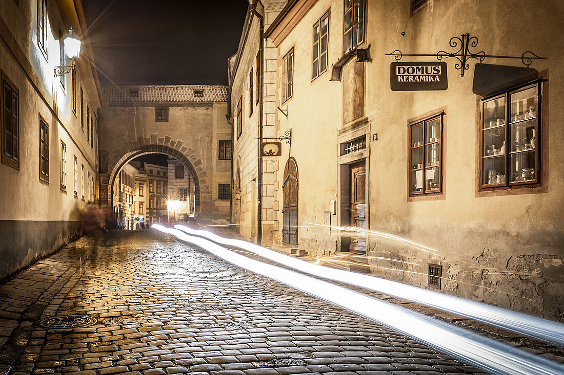 Nachts in den mittelalterlichen Straßen von Krumau, Tschechien