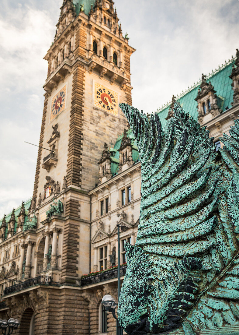 Statuen vor dem Rathaus in Hamburg, Deutschland
