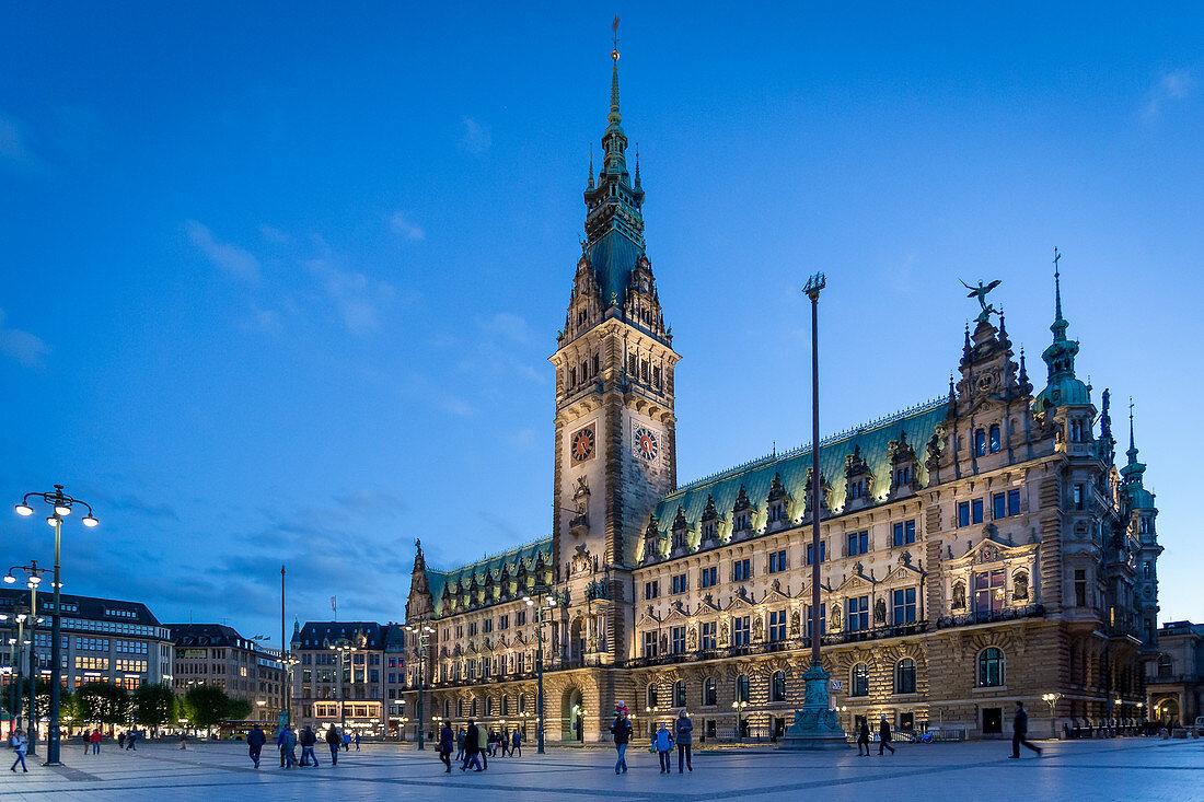 Blick auf das Rathaus während der blauen Stunde in Hamburg, Deutschland