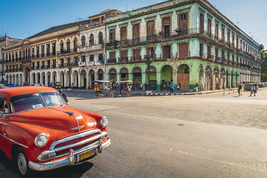 Roter Oldtimer parkt in der Nähe des Capitols, Havanna, Kuba