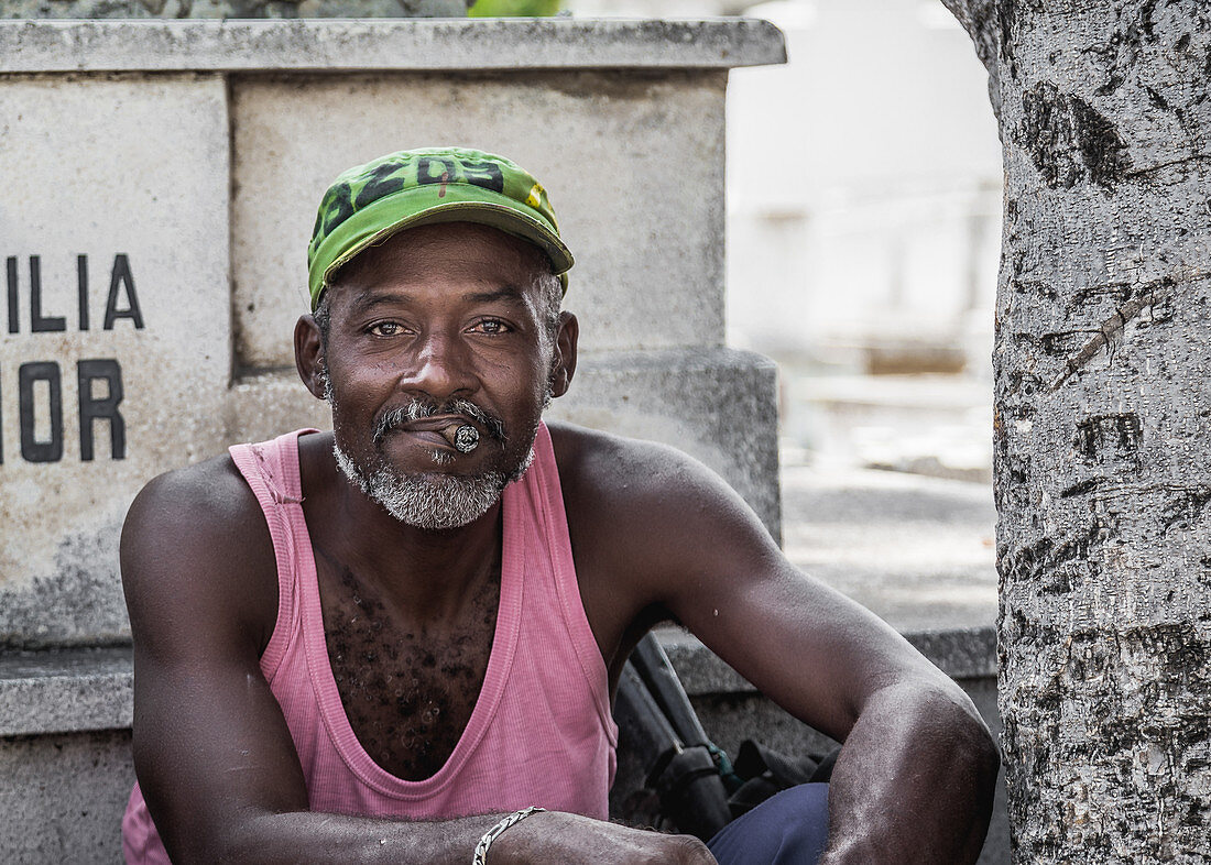 Kubaner mit Zigarre im Mund, Santiago de Cuba, Kuba