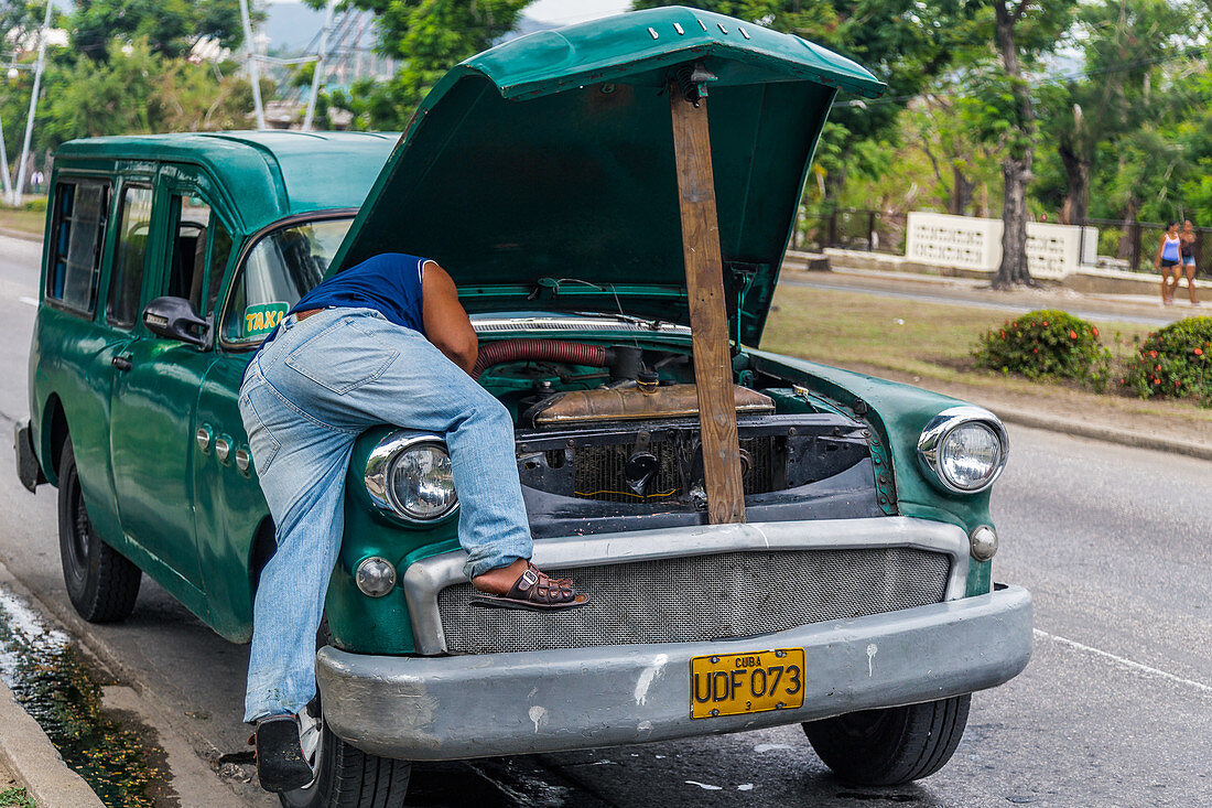 Automechaniker in Santiago de Cuba, Kuba