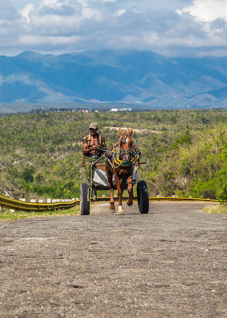 Kubaner fährt mit seiner Kutsche auf der Straße, Santiago de Cuba, Kuba