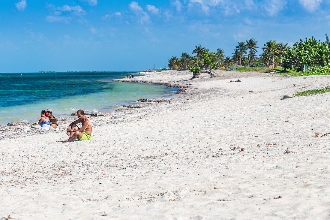 Einheimische am Strand Playa Santa Lucia, Kuba