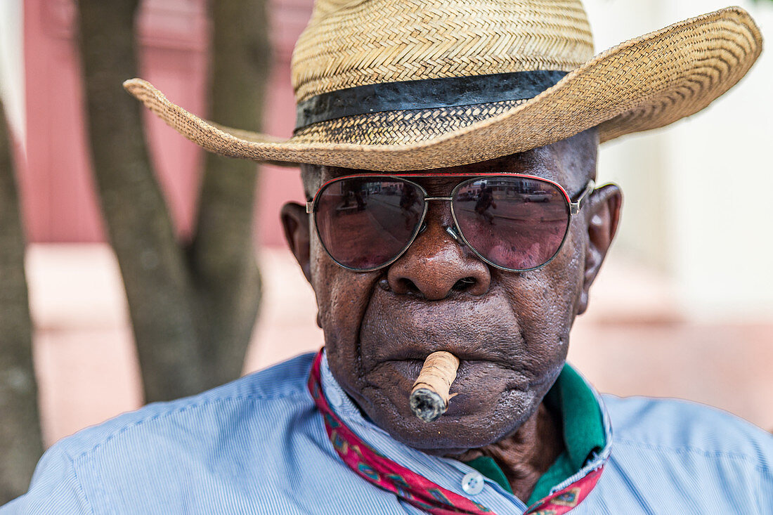 Kubaner mit Hut raucht eine Zigarre, Camagüey, Kuba