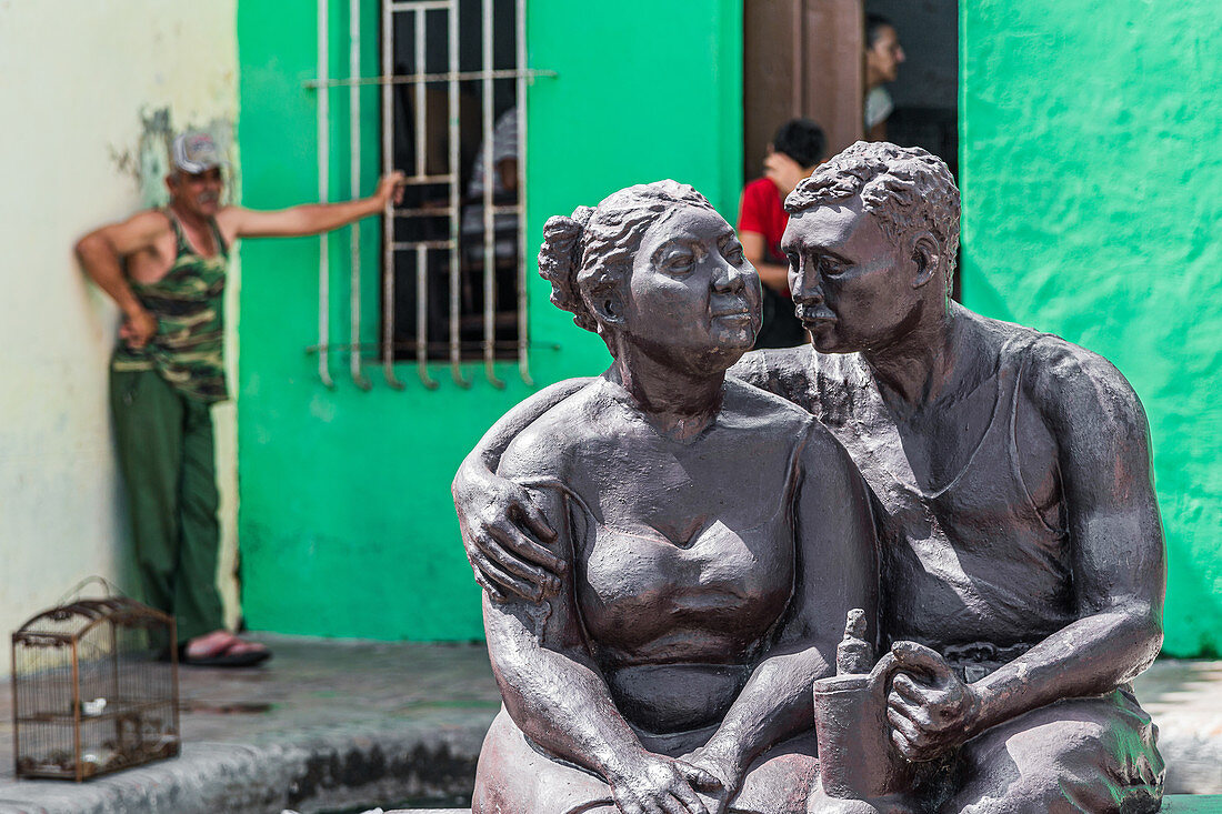 Statuen am Plaza del Carmen in Camagüey, Kuba