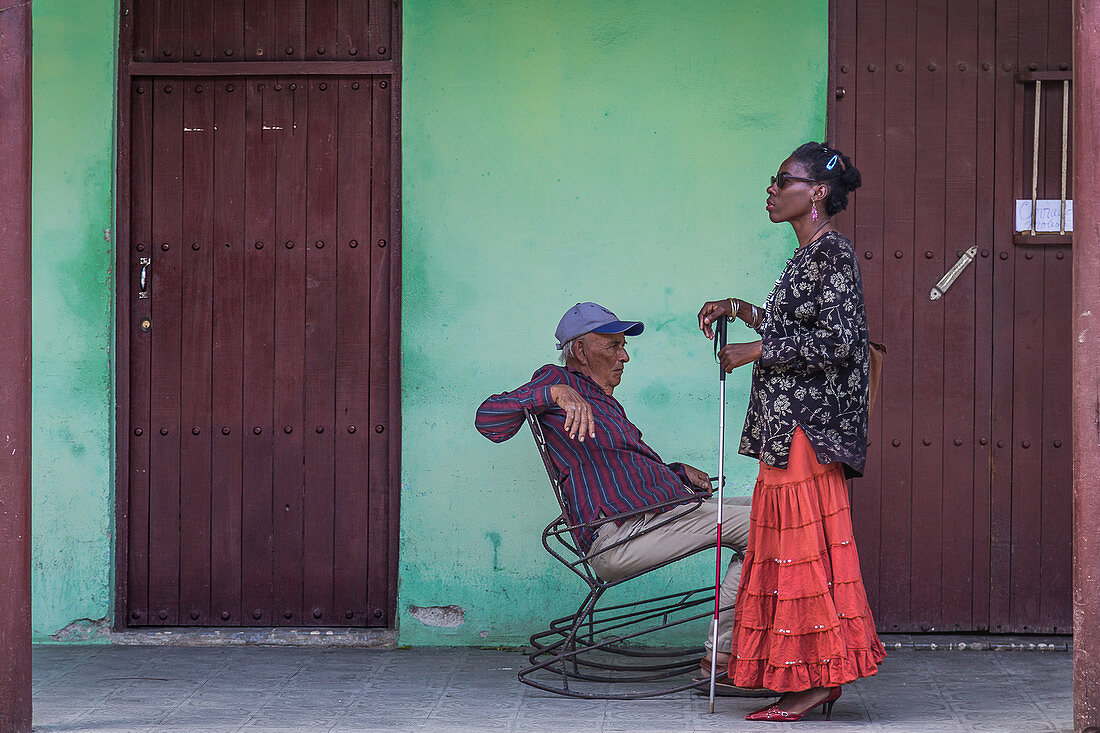 Blinde kubanische Frau mit älterem Mann genießen einen stressfreien Nachmittag in Ciego de Avila, Kuba