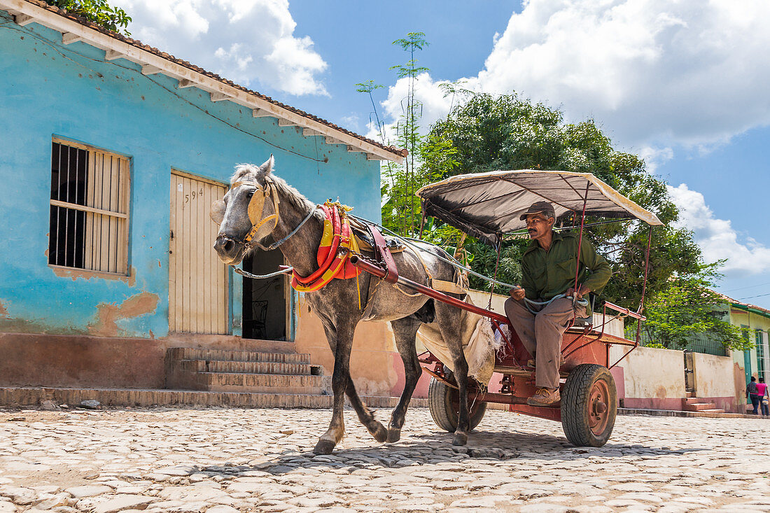 Kubaner mit seiner Kutsche in Trinidad, Kuba