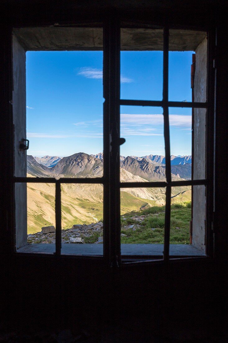 Frankreich, Alpes-Maritimes, Nationalpark Mercantour, Haute-Tinée, Blick auf die Gipfel aus dem Inneren der stillgelegten Festung der Cime de Pelousette (2757m)