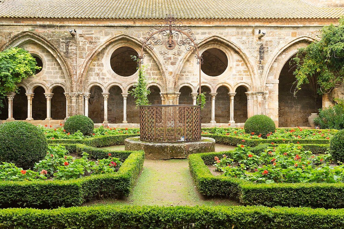 France, Aude, Le Pays Cathare (Cathar country), Narbonne, cloister, garden and watertank in Sainte Marie de Fontfroide abbey church