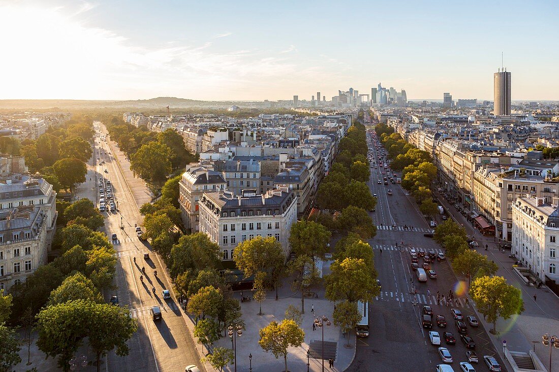 Frankreich, Paris, Avenue de la Grande Armée, La Défense im Hintergrund