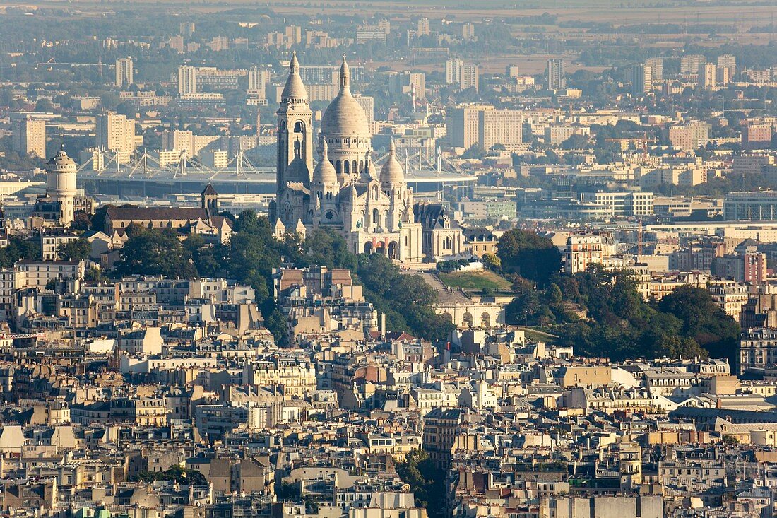 Frankreich, Paris, Panoramablick mit der Basilika Sacré-Coeur auf dem Hügel von Montmartre