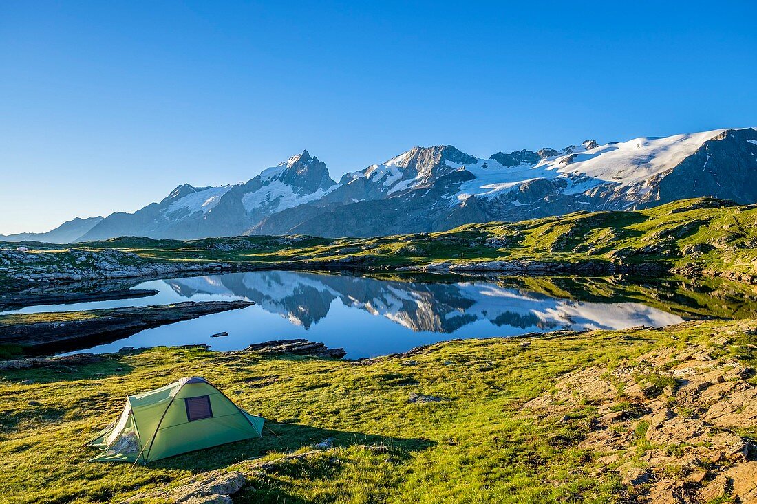 Frankreich, Hautes-Alpes, das Oisans-Massiv, Wanderung zum Plateau d'Emparis auf dem GR 54, das Meije-Massiv spiegelt sich im Lac Noir wider (2435m)