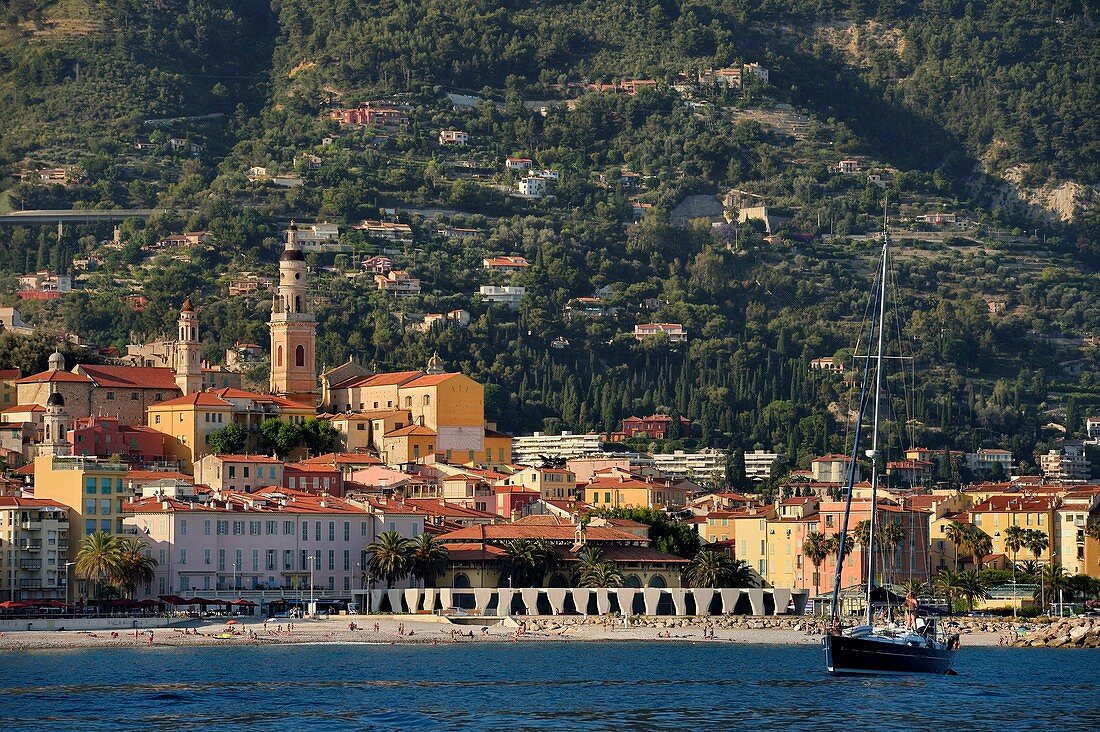 Frankreich, Alpes-Maritimes, Menton, die von der Basilika Saint Michel dominierte Altstadt, im Vordergrund das 2008 vom Architekten Rudy Ricciotti erbaute Jean-Cocteau-Museum