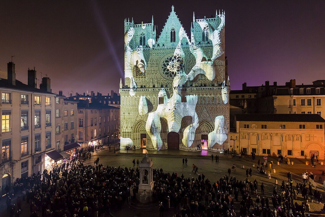 Frankreich, Rhone, Lyon, Bezirk Vieux-Lyon, historische Stätte, von der UNESCO zum Weltkulturerbe erklärt, die Kathedrale von Lyon (Kathedrale Saint-Jean-Baptiste de Lyon) während des Fête des lumières (Lichtfest), die Show 'Evolution' von Yann Nguema