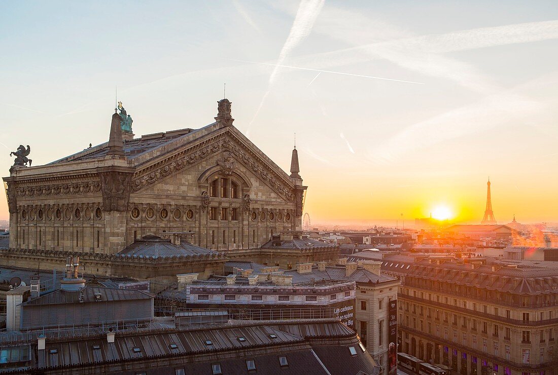 Frankreich, Paris, die Oper und der Eiffelturm bei Sonnenuntergang